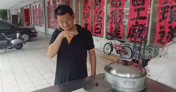 癌症爸面臨病痛危機,為孩子日夜擺攤,一天賺不到千元仍不喊苦!「等家裡有錢再讓你去補習好嗎?」