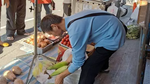癌症爸面臨病痛危機,為孩子日夜擺攤,一天賺不到千元仍不喊苦!「等家裡有錢再讓你去補習好嗎?」