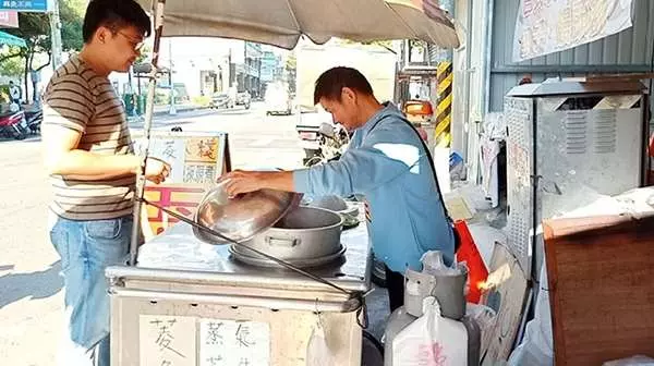 癌症爸面臨病痛危機,為孩子日夜擺攤,一天賺不到千元仍不喊苦!「等家裡有錢再讓你去補習好嗎?」