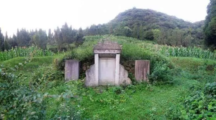 故事:男子離家多年,回家跟妻子有說有笑,隔天在「破屋」醒來,村民卻說妻子已經去世多年