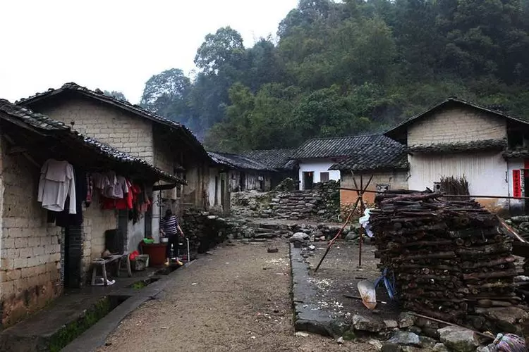 故事:男子離家多年,回家跟妻子有說有笑,隔天在「破屋」醒來,村民卻說妻子已經去世多年