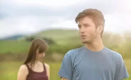 離婚三年我再婚,婚禮前一天前夫給我轉帳五萬後,我含淚取消婚禮