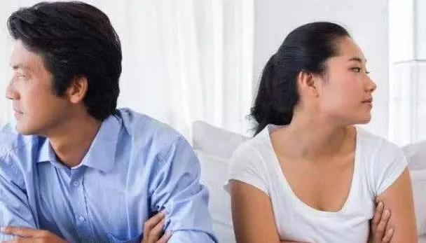 離婚三年我再婚,婚禮前一天前夫給我轉帳五萬後,我含淚取消婚禮