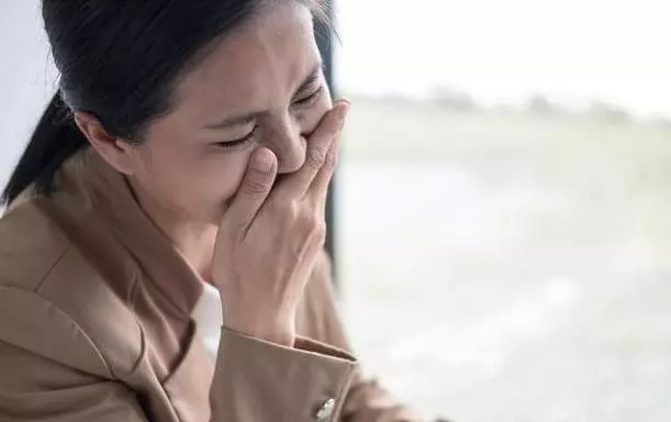 離婚三年我再婚,婚禮前一天前夫給我轉帳五萬後,我含淚取消婚禮