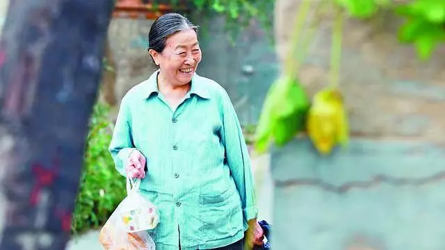 去給兒子送特產沒忍住打了孫子,兒子放桌子上的東西,我悔不當初