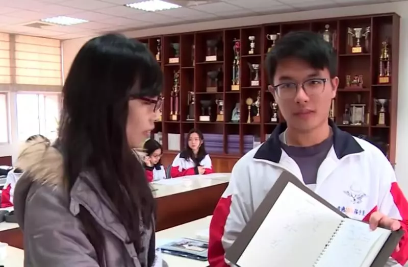 我媽是清潔工!高中生靠單親媽養大 如今用「學測滿級」回報還要當無國界醫生