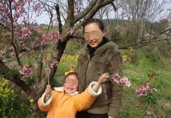 我結婚親媽給八萬陪嫁,打開後媽給的紅包,我將後媽請上台!