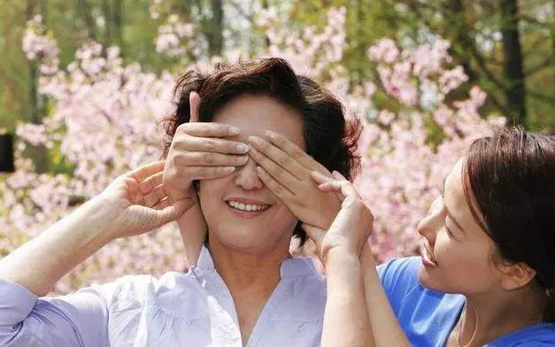 我結婚親媽給八萬陪嫁,打開後媽給的紅包,我將後媽請上台!