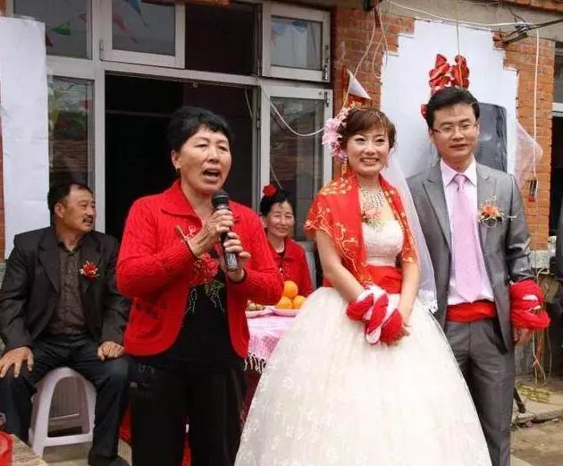 我結婚親媽給八萬陪嫁,打開後媽給的紅包,我將後媽請上台!