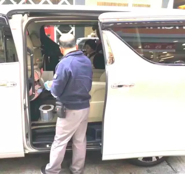 劉愷威媽媽帶孫女外出,小糯米一本正經地坐著,笑起來超像楊冪!