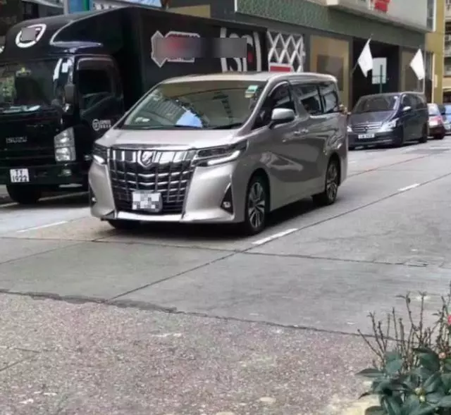 劉愷威媽媽帶孫女外出,小糯米一本正經地坐著,笑起來超像楊冪!