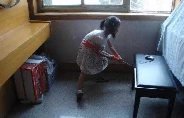 婚後我爸送來一袋米,我給他一千當車費,去趟房間我哭了好久!