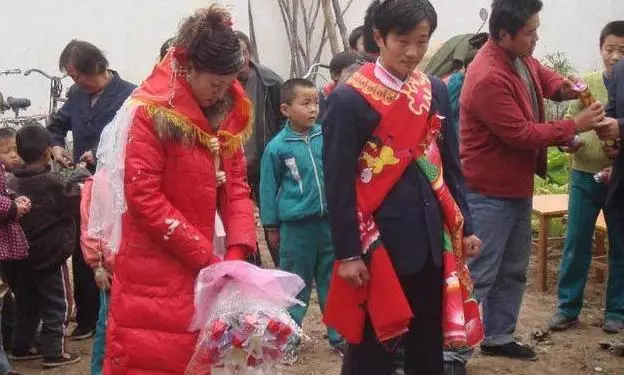 婚後我爸送來一袋米,我給他一千當車費,去趟房間我哭了好久!