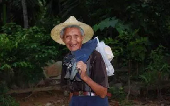 婚後我爸送來一袋米,我給他一千當車費,去趟房間我哭了好久!
