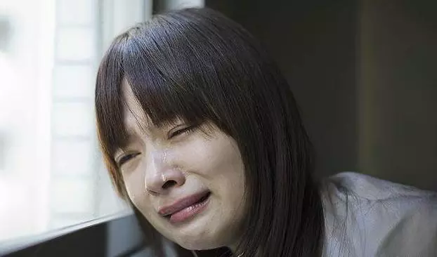 婚後我爸送來一袋米,我給他一千當車費,去趟房間我哭了好久!