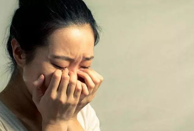 母親生病前夫來看望,他走後護士對我說的話,母親打了自己一巴掌