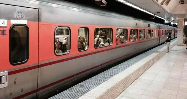 男友嫌我丑提分手,傷心去外地旅遊,火車上看到熟悉的身影我哭了