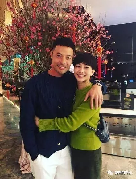 TVB男星愛妻如命,跟繼女相處融洽關係似朋友,被網友封暖男!