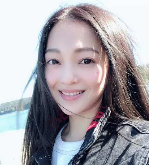 不只有私人小島!張韶涵「年收入破億」豪宅也超狂 走進後院「吊床+超大泳池」網讚:超會享受生活