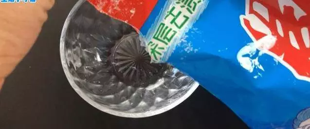 洗衣服時候多加兩粒,不管多髒多臭的衣服,洗出來和新的一樣乾淨