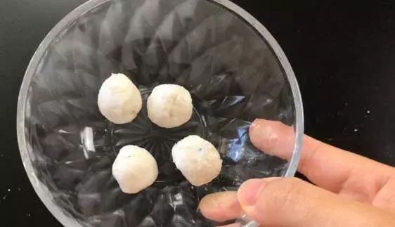 洗衣服時候多加兩粒,不管多髒多臭的衣服,洗出來和新的一樣乾淨