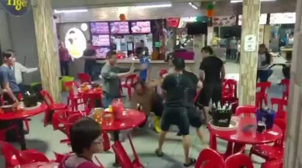 新加坡:大叔因鄰桌太吵拍案而起,以一敵八仍不退縮!