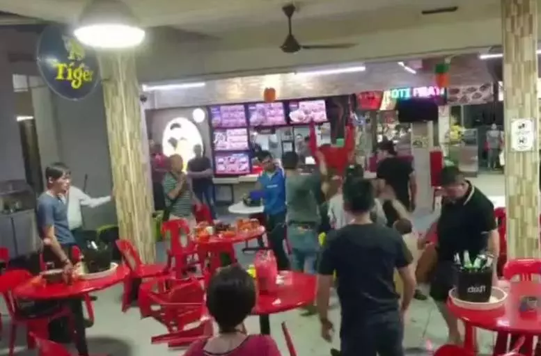 新加坡:大叔因鄰桌太吵拍案而起,以一敵八仍不退縮!