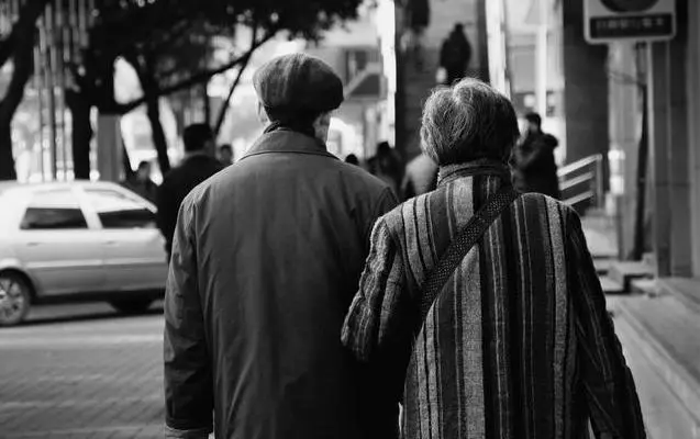 70歲父親對女兒說:「我走後給你留1塊台幣,剩下的300萬和一套房子,全部給陳保姆」