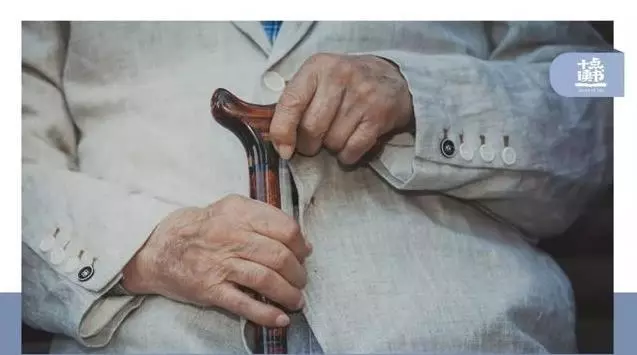 70歲父親對女兒說:「我走後給你留1塊台幣,剩下的300萬和一套房子,全部給陳保姆」