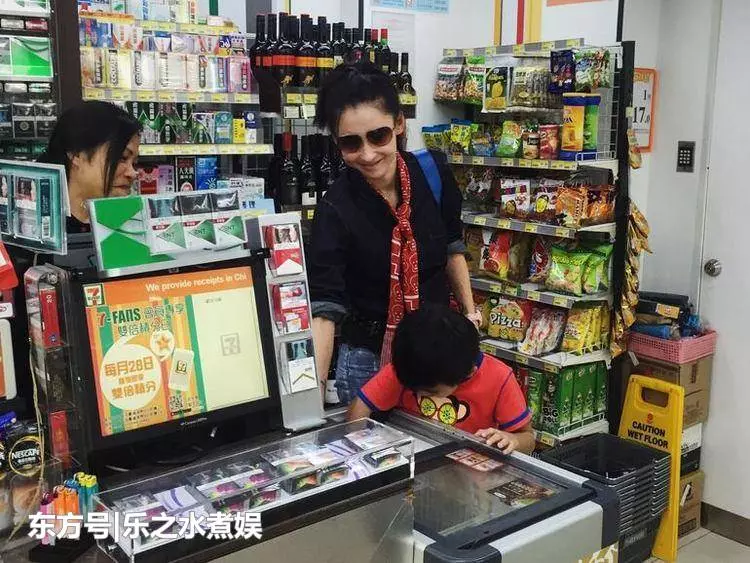 張柏芝逛超市被偶遇,一家人坐推車裡鬧騰,而王菲獨自一人顯淒涼!