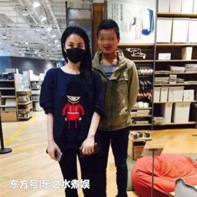 張柏芝逛超市被偶遇,一家人坐推車裡鬧騰,而王菲獨自一人顯淒涼!