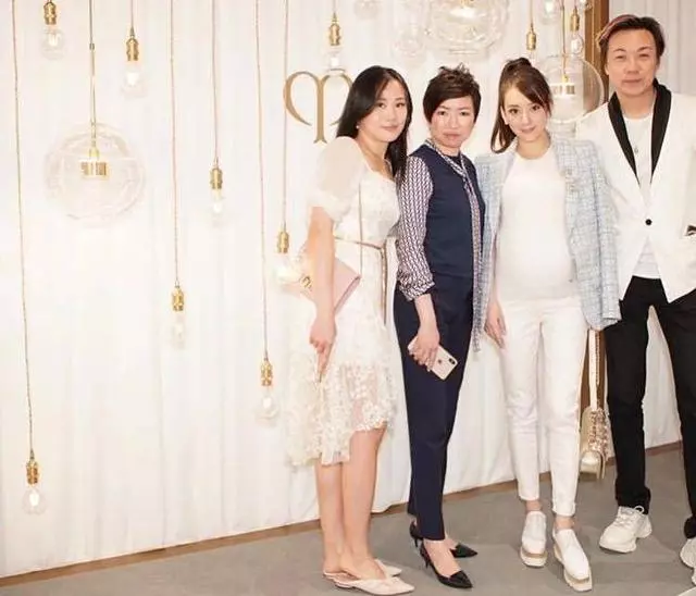 方媛樂基兒同台碰面!同樣懷孕7個月,兩人體態孕肚大不同!