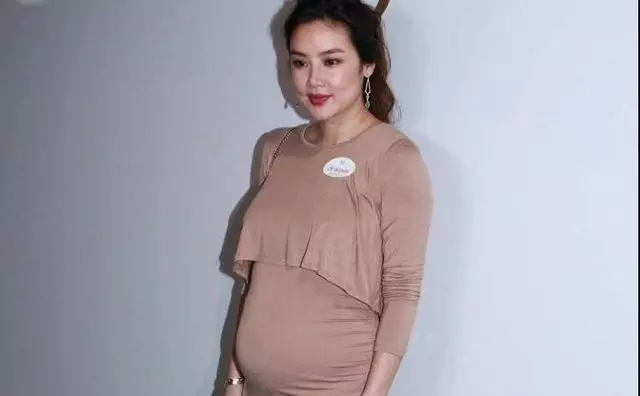 方媛樂基兒同台碰面!同樣懷孕7個月,兩人體態孕肚大不同!