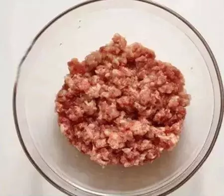 美食DIY-新鮮豬肉配上甜玉米和胡蘿卜,味道特別鮮美哦