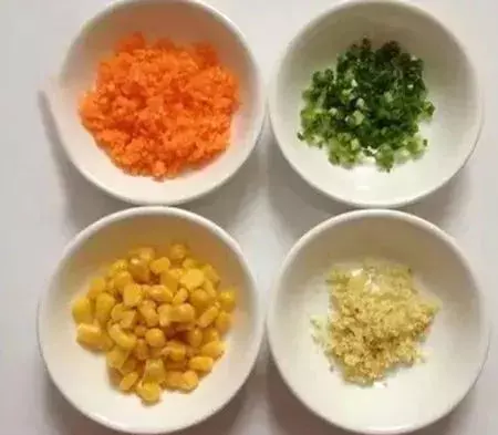 美食DIY-新鮮豬肉配上甜玉米和胡蘿卜,味道特別鮮美哦