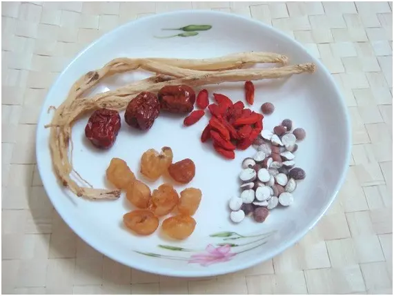 肝不舒服,身體有3種表現,常喝1種水,吸走肝臟毒素,肝臟更健康