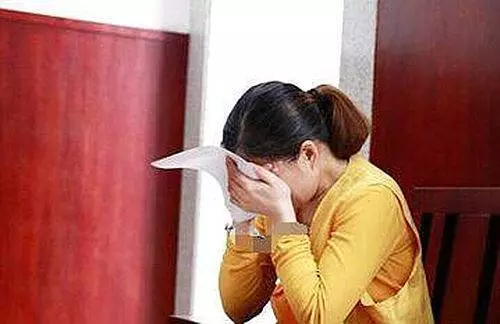 姑娘讓殘疾老人插隊,自己又重新排長隊,卻意外救了自己一命!