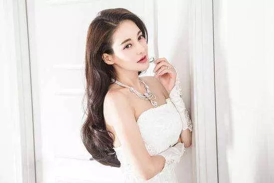姑娘讓殘疾老人插隊,自己又重新排長隊,卻意外救了自己一命!