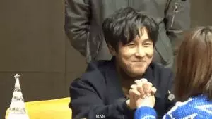 韓網整理「愛豆們安撫哭泣粉絲的各種方式」,都有什麼方法呢?