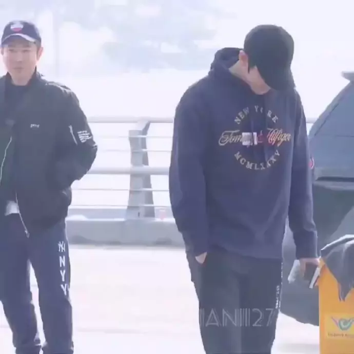 [EXO][分享]190301 凌晨剛抵韓上午又出國比EXO還忙的就是他！
