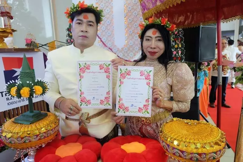「最辣熟女」嫁交往10年男友 新婚2周就交纏小鮮肉