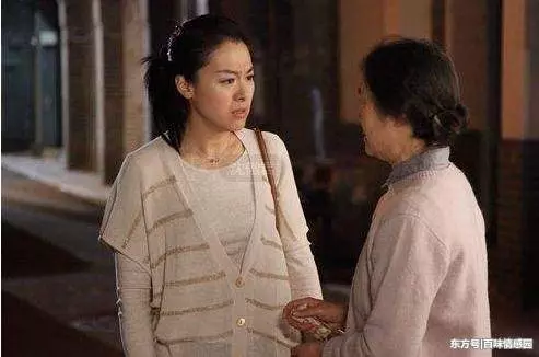 婆婆生日我因病沒去參加,女兒回來給我一個紅包,打開後我愣住了