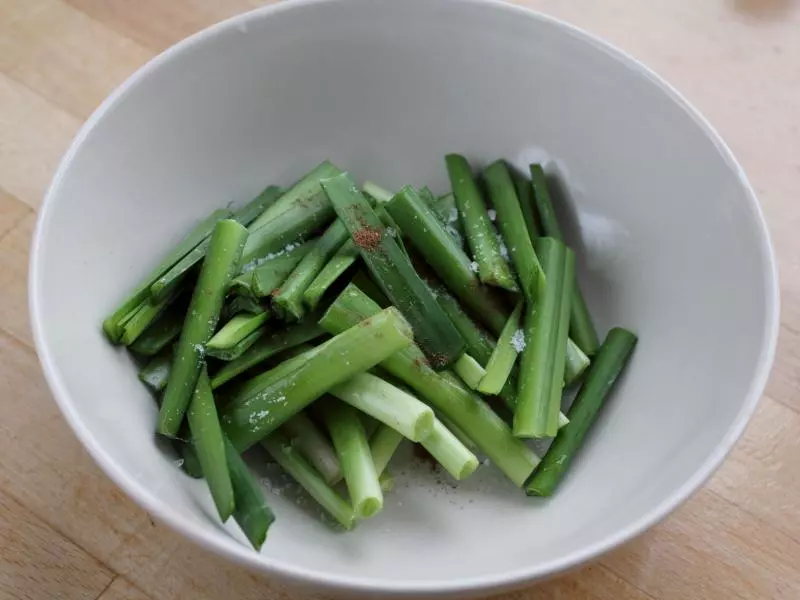 韭菜,農村人這樣做,大魚大肉都不換,無視排毒壯陽之功,只圖春之鮮