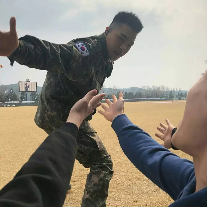 [BigBang][分享]190301 強大氣場擋不住！在軍隊裡越發帥氣的東貝貝~
