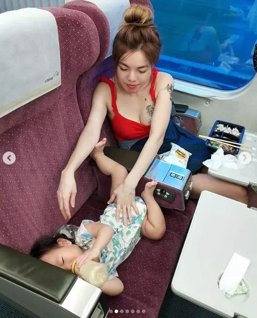 地方媽媽高鐵餵奶爆紅了!一彎腰「超巨育兒器彈出」乳量超豐沛…30歲↑乾兒子收不收? - Candymush 糖果村莊