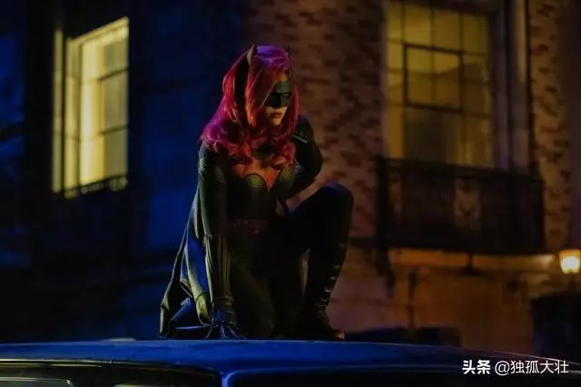 《蝙蝠女俠》中不會出現蝙蝠俠,他已經離開哥譚市三年了!