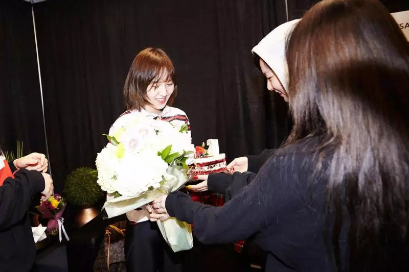 [Red Velvet][新聞]190301 RedVelvet在加拿大度過的WENDY的生日派對