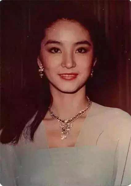 直擊林青霞40年前罕見舊照!「20歲完美神顏」至今無人能及 網友讚嘆:50年一見美人