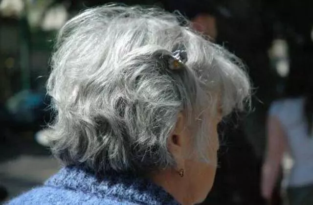 母親58歲想再婚,全家極力反對,晚上門鈴響,看見來人兒女淚目