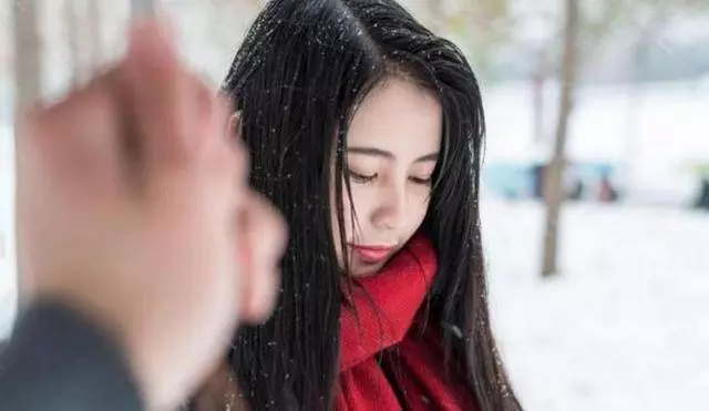 母親58歲想再婚,全家極力反對,晚上門鈴響,看見來人兒女淚目